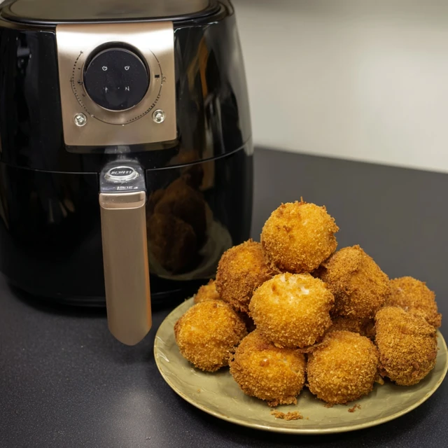 Air Fryer Fried Macaroni and Cheese Balls