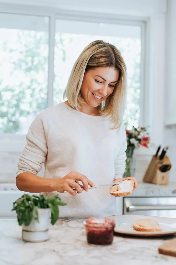Béatrice in her kitchen
