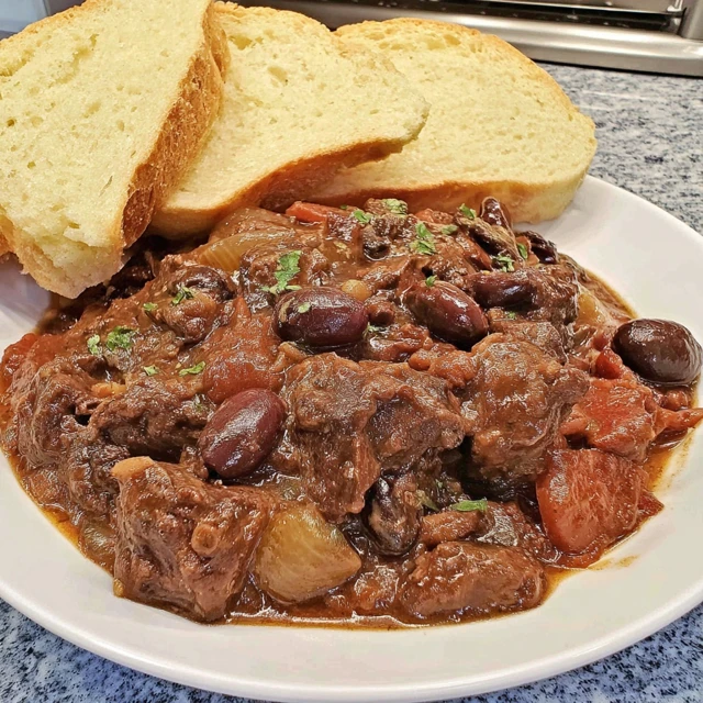 Slow Cooker Beef Manhattan: Hearty Comfort in Every Bite