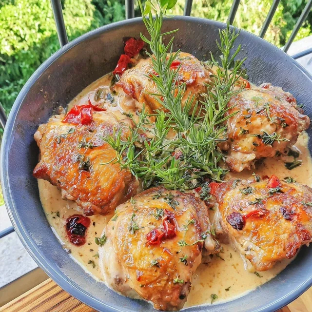 Creamy Garlic Butter Chicken Thighs