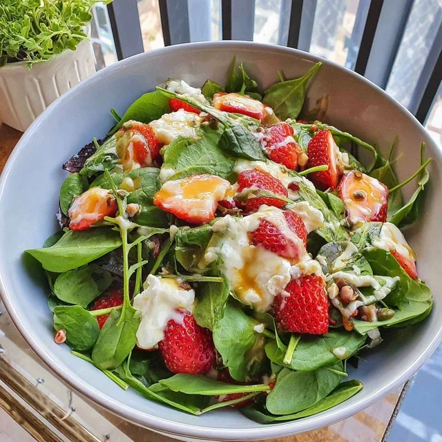 Easy Spring Strawberry Spinach Salad