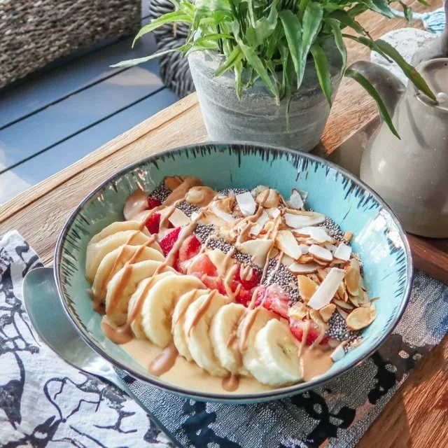 Ultimate Tropical Mango and Banana Smoothie Bowl with Chia Seeds for a Nutritious Breakfast