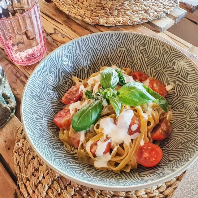 Delicious Fresh Tomato and Basil Pasta Recipe - A Classic Italian Favorite