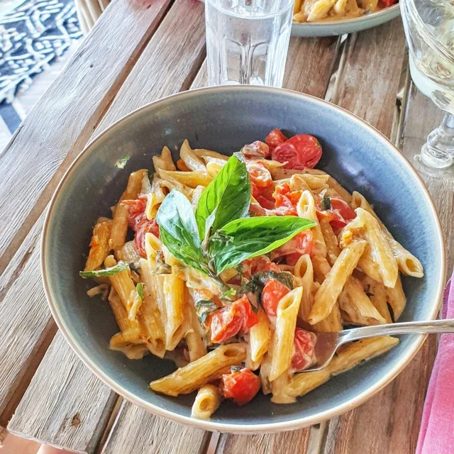 Delicious Fresh Tomato and Basil Pasta Recipe - A Classic Italian Favorite