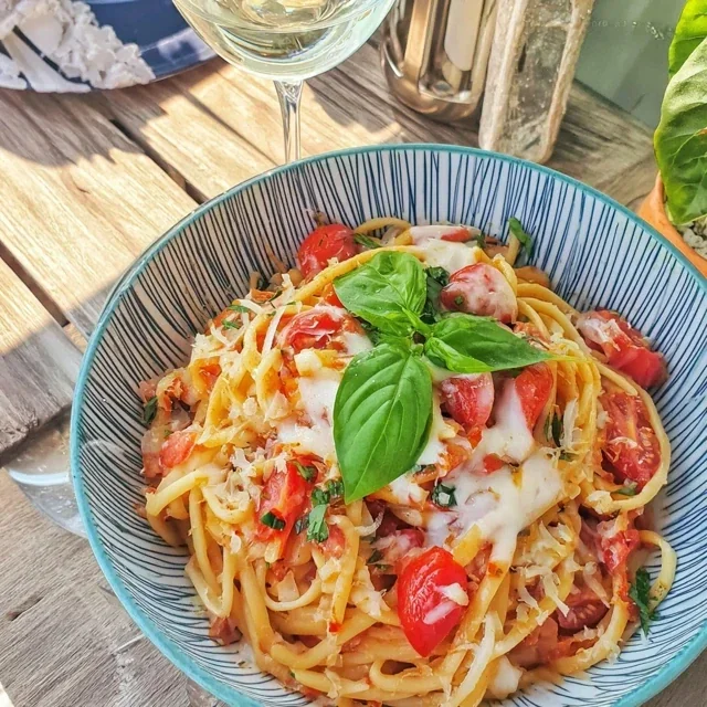 Delicious Fresh Tomato and Basil Pasta Recipe - A Classic Italian Favorite