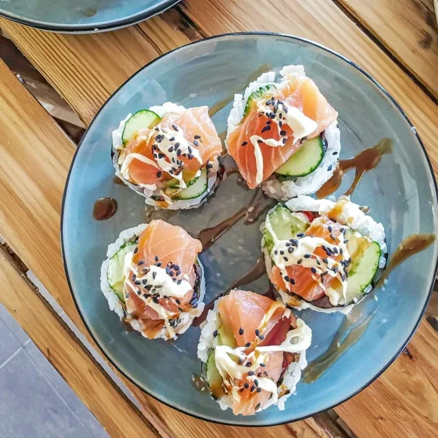 Delicious Maki Rolls Recipe with Salmon, Cucumber, and Sesame