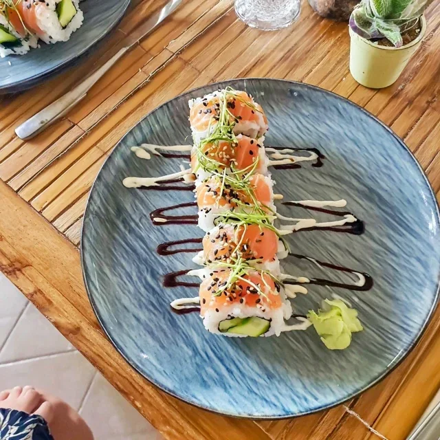 Delicious Maki Rolls Recipe with Salmon, Cucumber, and Sesame