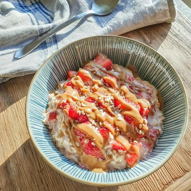 Delicious Nighttime Porridge Recipe with Strawberries and Flax Seeds for a Restful Sleep