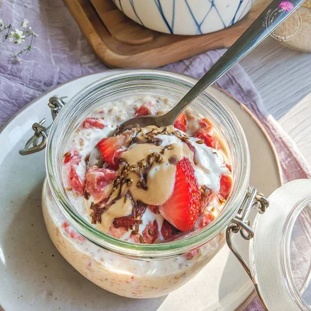 Delicious Nighttime Porridge Recipe with Strawberries and Flax Seeds for a Restful Sleep