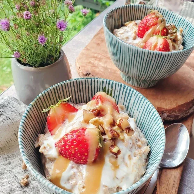 Delicious Nighttime Porridge Recipe with Strawberries and Flax Seeds for a Restful Sleep