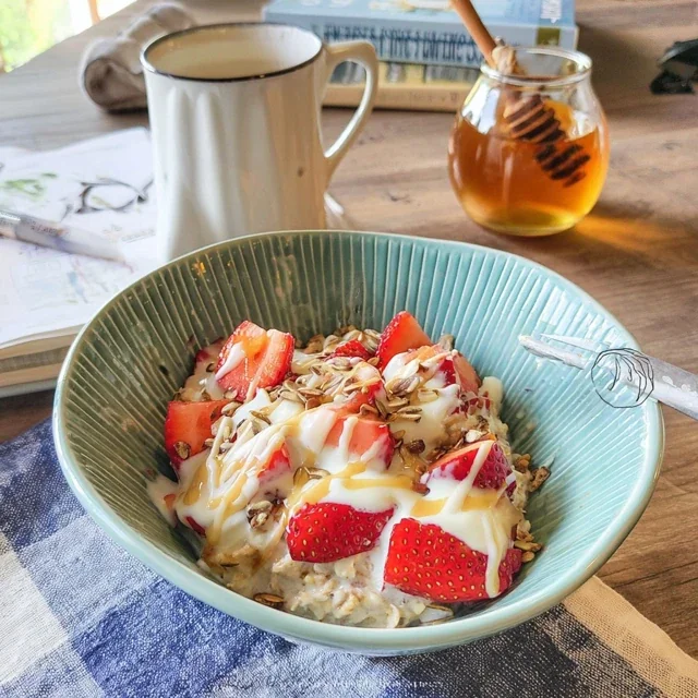 Delicious Nighttime Porridge Recipe with Strawberries and Flax Seeds for a Restful Sleep