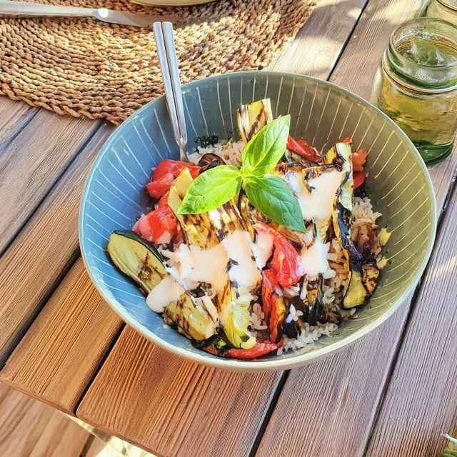 Delicious Rice Bowl with Grilled Vegetables and Creamy Tahini Sauce Recipe