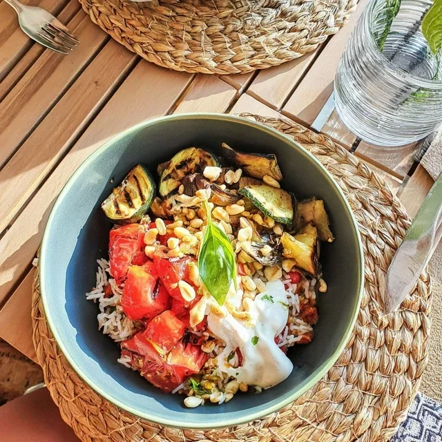 Delicious Rice Bowl with Grilled Vegetables and Creamy Tahini Sauce Recipe