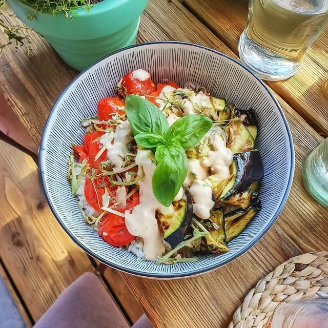 Delicious Rice Bowl with Grilled Vegetables and Creamy Tahini Sauce Recipe