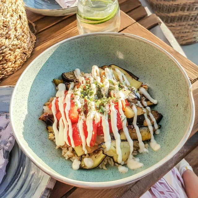 Delicious Rice Bowl with Grilled Vegetables and Creamy Tahini Sauce Recipe