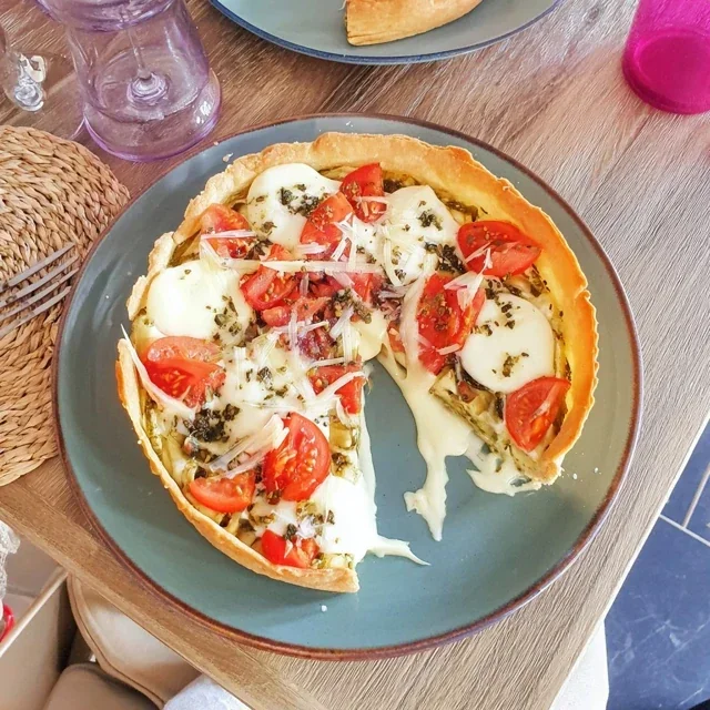 Delicious Sun Tart Recipe with Pesto and Mozzarella