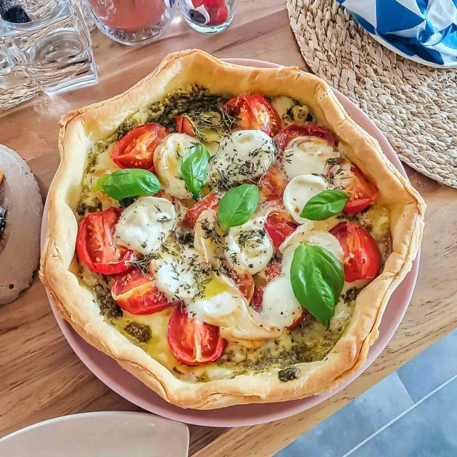 Delicious Sun Tart Recipe with Pesto and Mozzarella