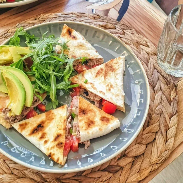 Delicious Tuna, Avocado, and Tomato Flatbread Recipe for Healthy Eating