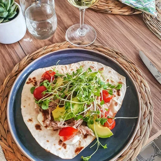 Delicious Tuna, Avocado, and Tomato Flatbread Recipe for Healthy Eating