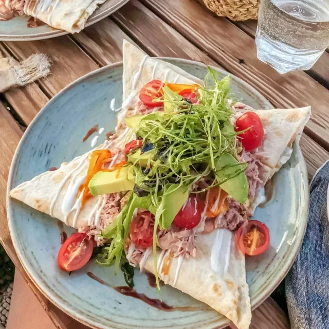 Delicious Tuna, Avocado, and Tomato Flatbread Recipe for Healthy Eating