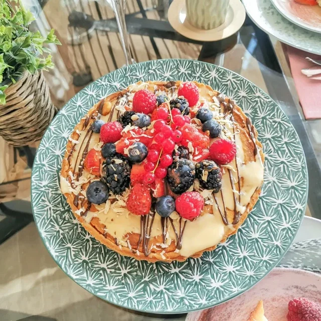 Deliciously Fresh Nordic Tart with Berries and Cream Recipe