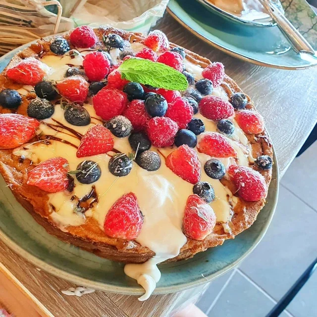 Deliciously Fresh Nordic Tart with Berries and Cream Recipe