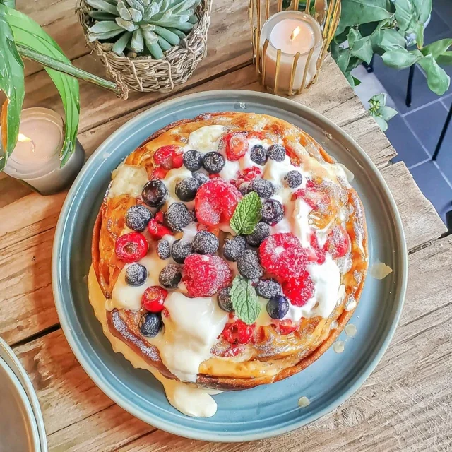 Deliciously Fresh Nordic Tart with Berries and Cream Recipe