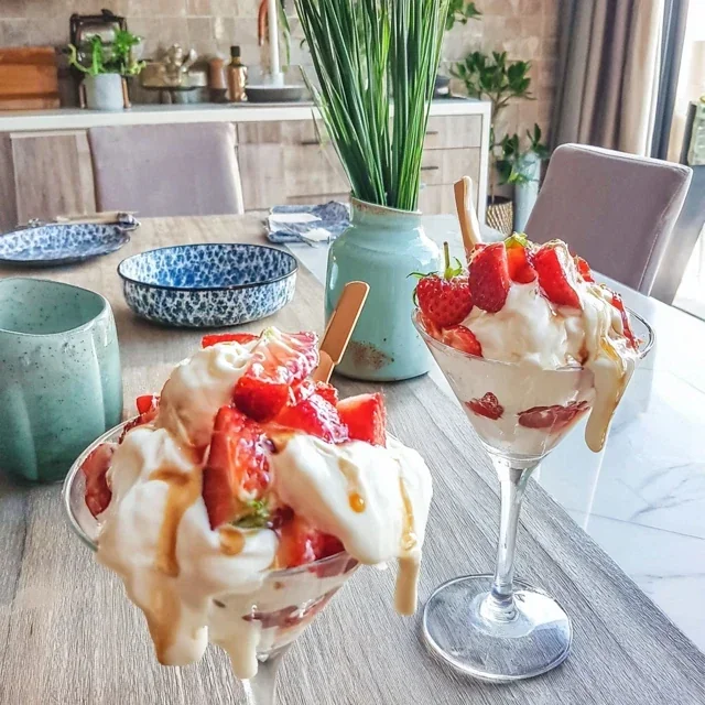 Deliciously Light Strawberry Verrines with Zesty Lemon Cream – A Perfect Dessert!