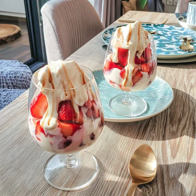 Deliciously Light Strawberry Verrines with Zesty Lemon Cream – A Perfect Dessert!