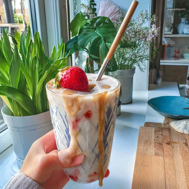 Energizing Strawberry Banana Oat Milk Smoothie Recipe for a Nutritious Breakfast