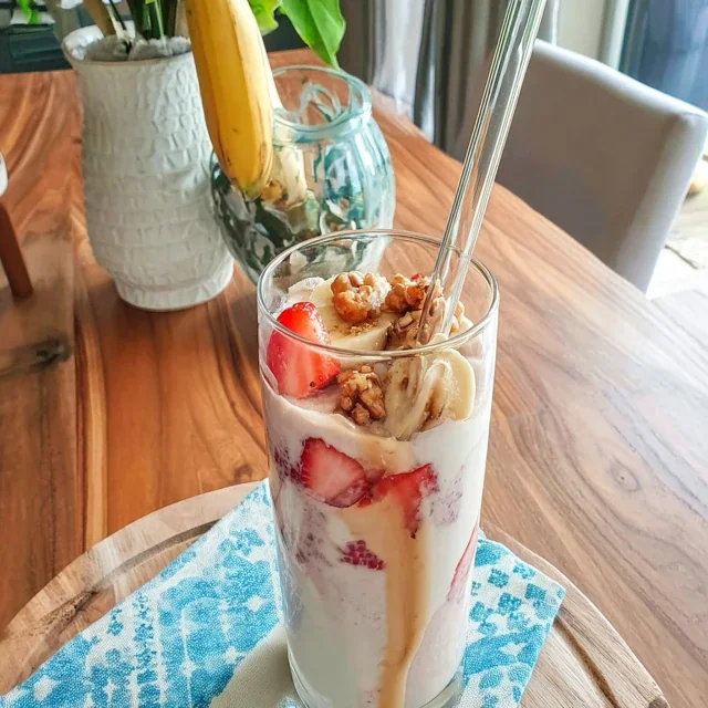 Energizing Strawberry Banana Oat Milk Smoothie Recipe for a Nutritious Breakfast