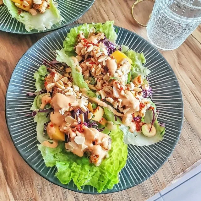 Flavorful Vegan Lettuce Wraps with Spicy Tofu and Fresh Mango
