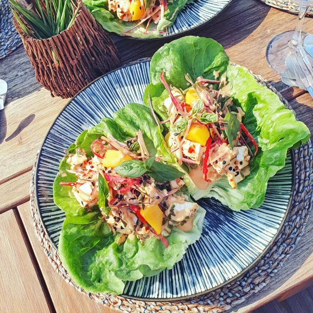 Flavorful Vegan Lettuce Wraps with Spicy Tofu and Fresh Mango