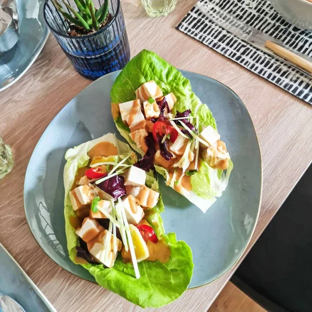Flavorful Vegan Lettuce Wraps with Spicy Tofu and Fresh Mango