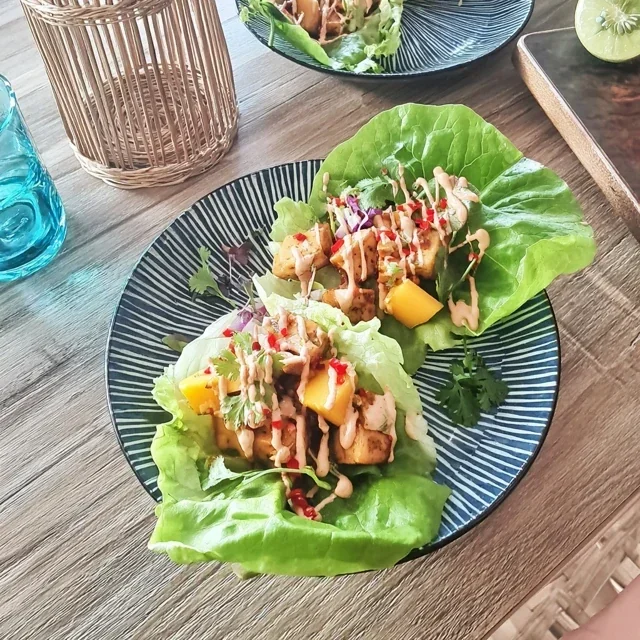 Flavorful Vegan Lettuce Wraps with Spicy Tofu and Fresh Mango