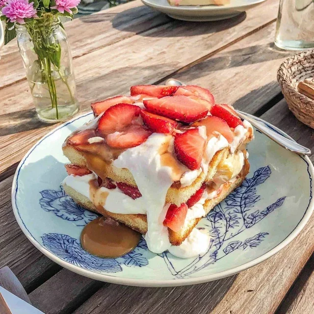 Fresh Strawberry and Mascarpone Tiramisu Recipe for All Occasions