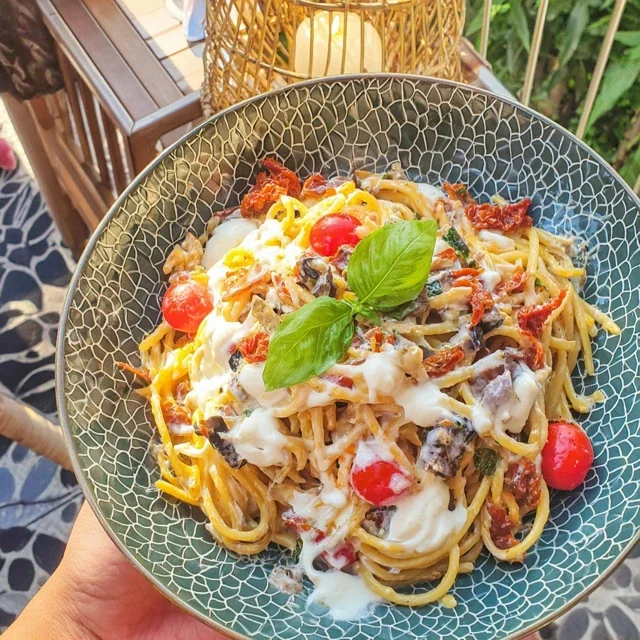 Refreshing Cold Pasta Salad with Sun-Dried Tomatoes and Creamy Mozzarella