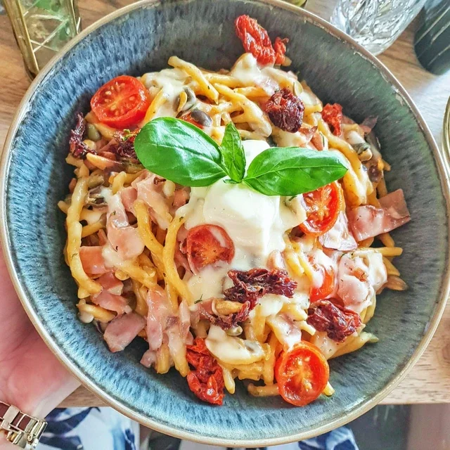 Refreshing Cold Pasta Salad with Sun-Dried Tomatoes and Creamy Mozzarella