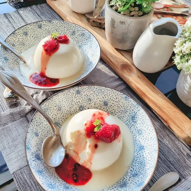 Silky Smooth Vanilla Panna Cotta with Tangy Raspberry Coulis Recipe