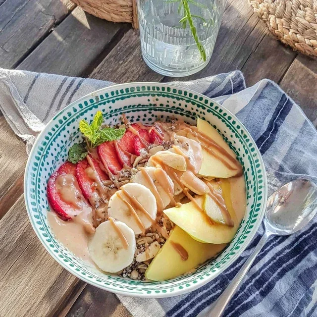 Ultimate Tropical Mango and Banana Smoothie Bowl with Chia Seeds for a Nutritious Breakfast