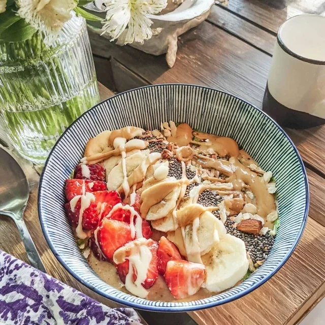 Ultimate Tropical Mango and Banana Smoothie Bowl with Chia Seeds for a Nutritious Breakfast