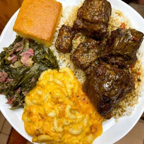 Delicious oxtail dinner plate with rice, collard greens, baked mac, cornbread 🔥🔥🔥 Love me a hearty home cooked meal 🤤