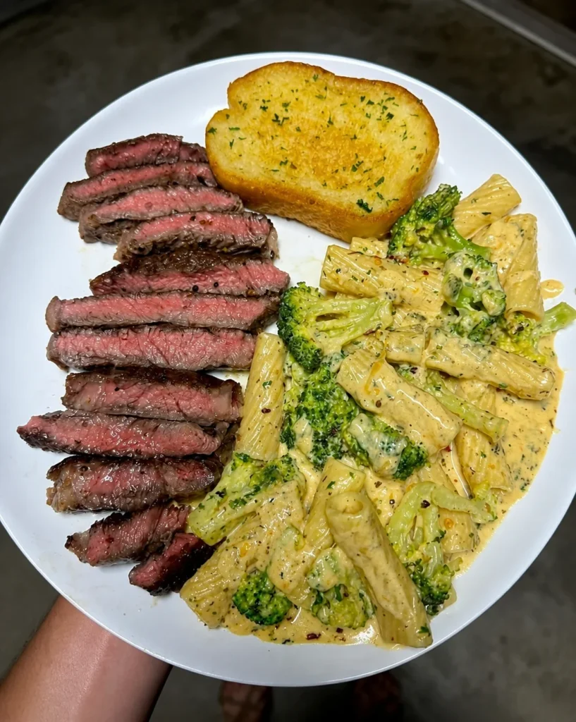 Juicy steak with pasta and garlic toast: flavoursome, hearty and satisfying