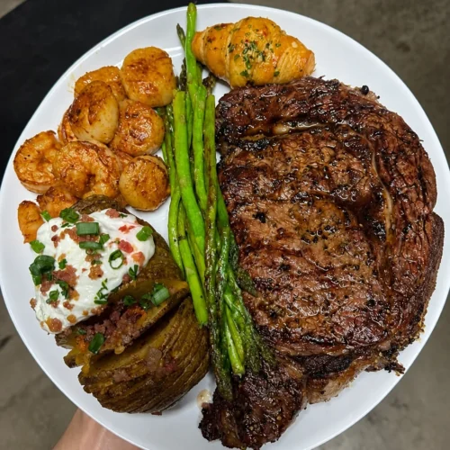 Ribeye, Seafood and Hasselback Potato Dinner Plate – Juicy, Quick to Prepare and Family-Favourite 2 Ribeye dinner plate with seafood and Hasselback potatoes