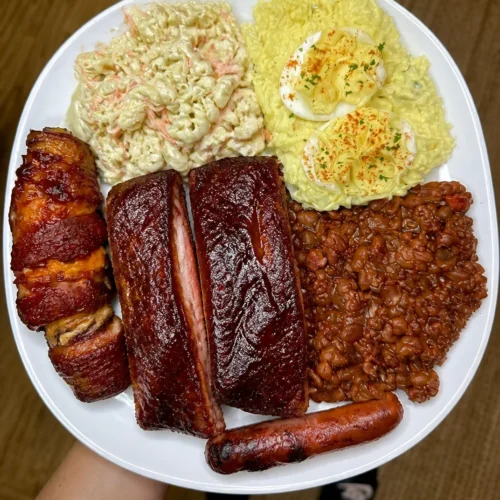 Smoked ribs, cowboy beans, Hawaiian mac salad, deviled egg potato salad and a lil hotdog – delicious, hearty, crowd-pleasing barbecue favourites 🔥🔥🔥🔥