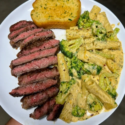 Steak, pasta and garlic toast for dinner 🤤🔥 my favorite 😍